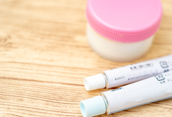 塗り薬のチューブ