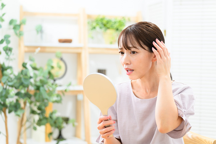 円形脱毛症に悩む女性